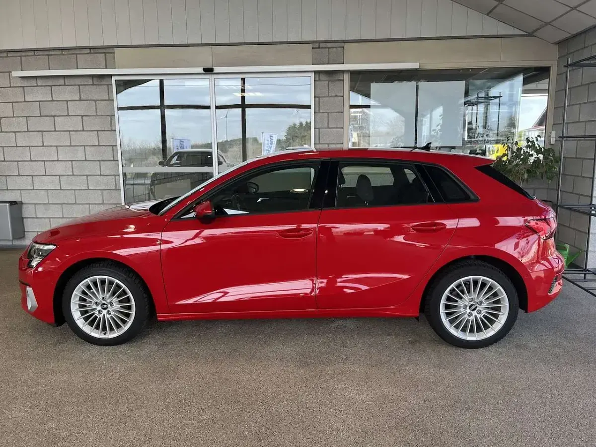 Gebraucht Audi A3 110 PS (80 kW) 2023 Rot Limousine