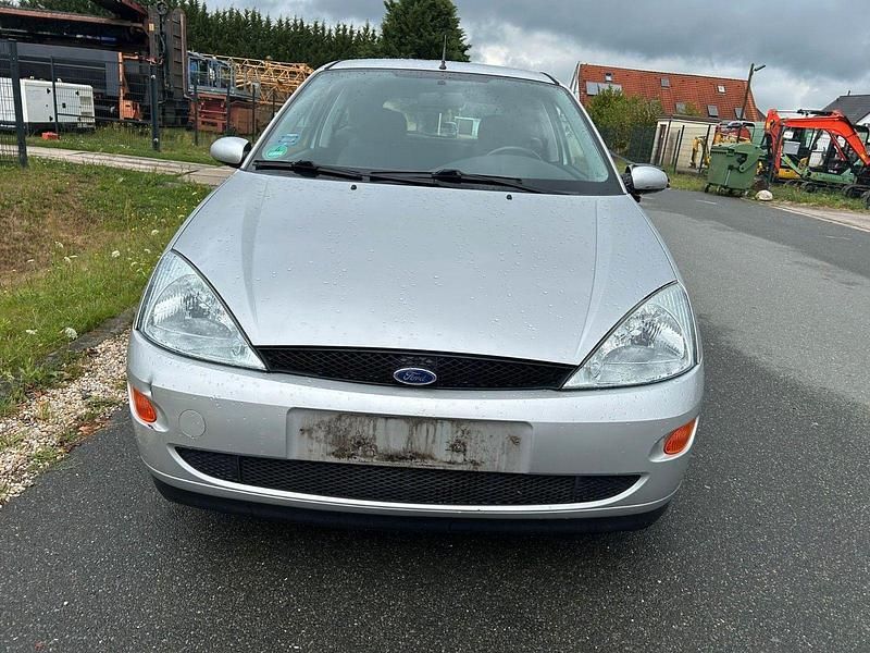 Silber Gebraucht 2000 Ford Focus Trend Limousine | 890 € - Bild 1/4