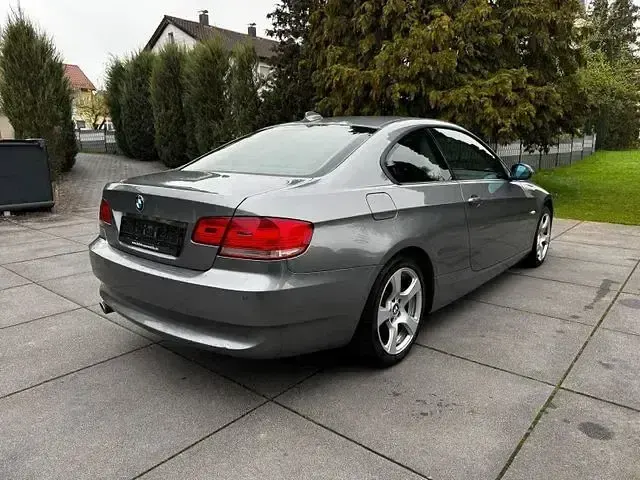 Gebraucht BMW 320 Sport Line 177 PS (130 kW) 2007 Grau Coupé