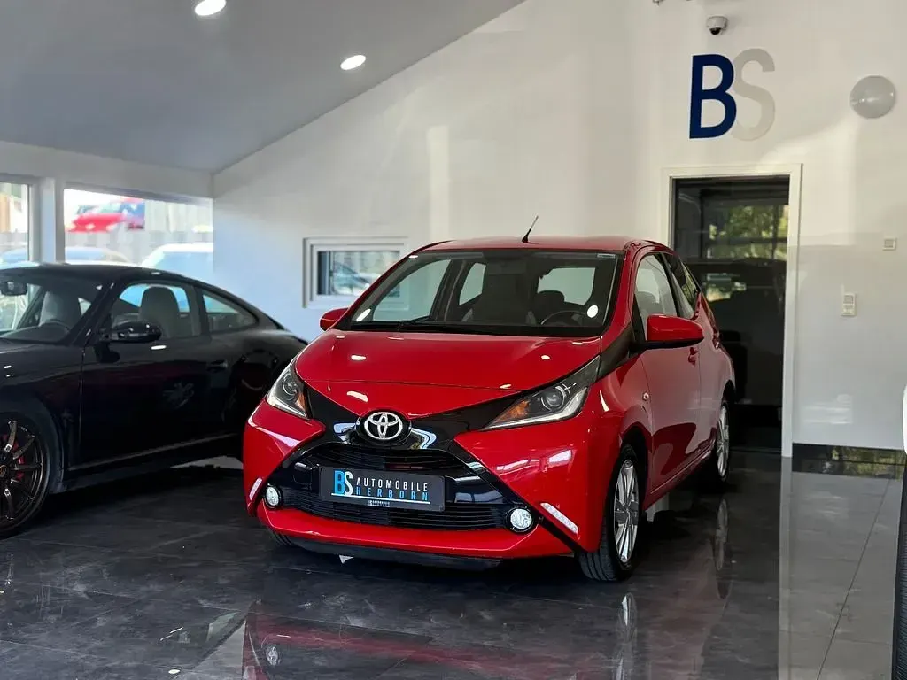 Gebraucht Toyota Aygo X-play 69 PS (50 kW) 2015 Rot Kleinwagen