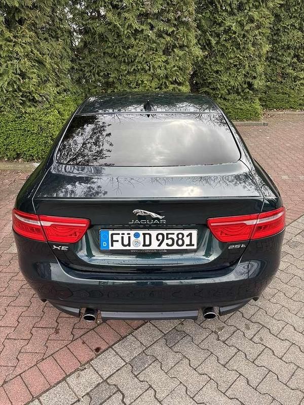 Używany Jaguar XE Pure 241 KM (177 kW) 2016 Zielony Sedan/Limuzyna