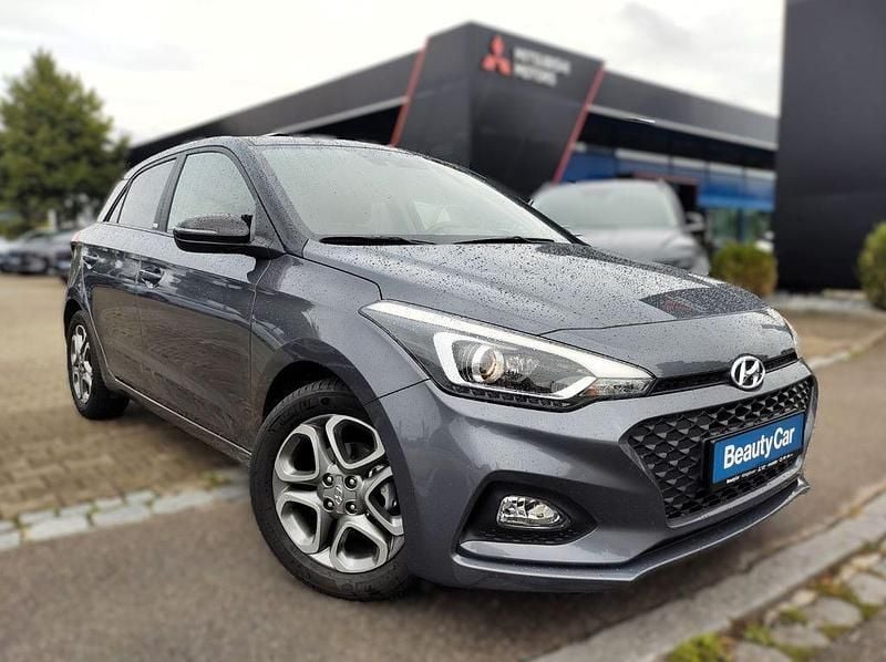 Grau Gebraucht 2020 Hyundai i20 Advantage Limousine | 13.990 € (Fairer Preis) - Bild 1/4