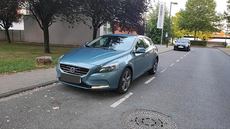 Blau Gebraucht 2013 Volvo V40 Business Edition Limousine | 7.500 € (Fairer Preis) - Bild 1/4