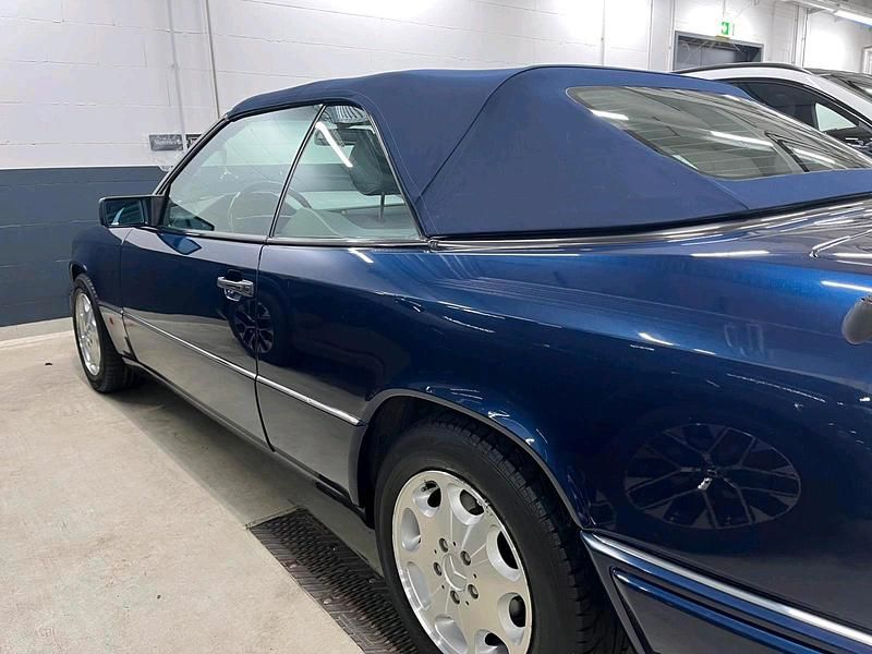 Blau Gebraucht 1997 Mercedes E220 Cabrio | 23.800 € (Fairer Preis) - Bild 1/4