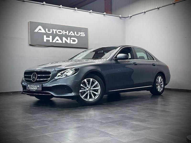 Grau Gebraucht 2019 Mercedes E220 Avantgarde Limousine | 32.990 € (Fairer Preis) - Bild 1/4
