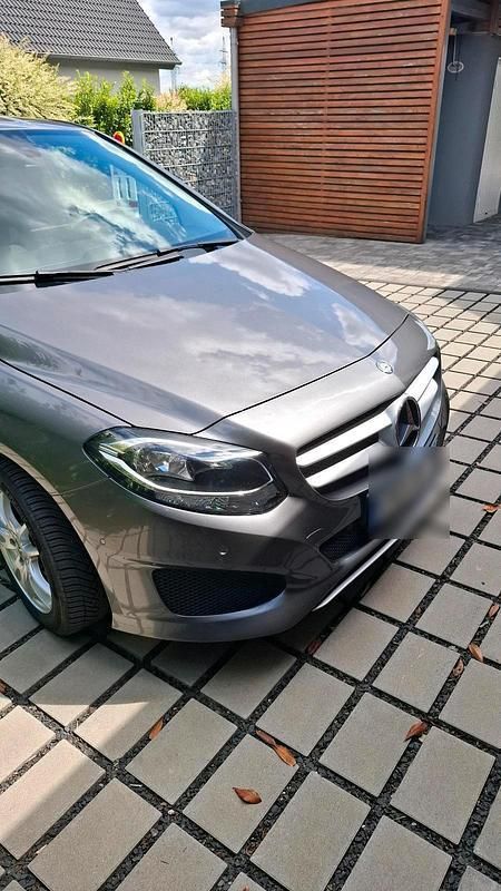 Grau Gebraucht 2016 Mercedes 180 Limousine | 10.900 € (Superpreis) - Bild 1/4