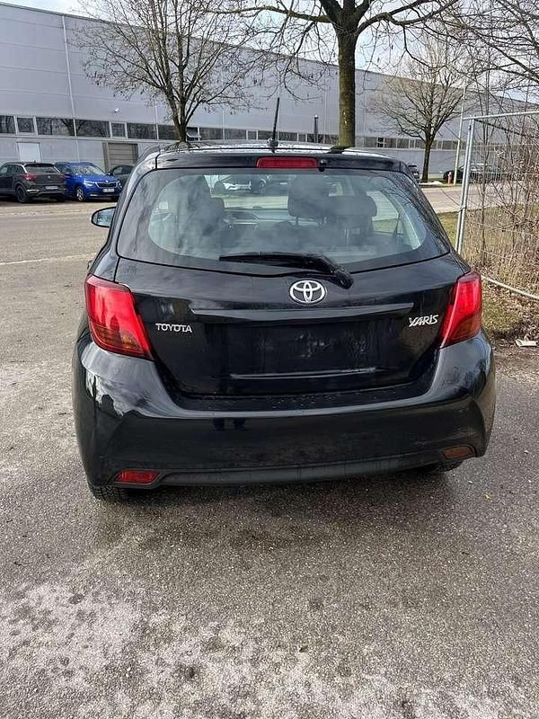 Gebraucht Toyota Yaris 99 PS (72 kW) 2015 Schwarz Kleinwagen