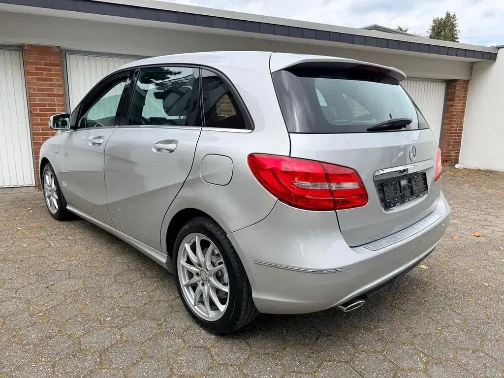 Gebraucht Mercedes B180 109 PS (80 kW) 2012 Silber Kleinwagen