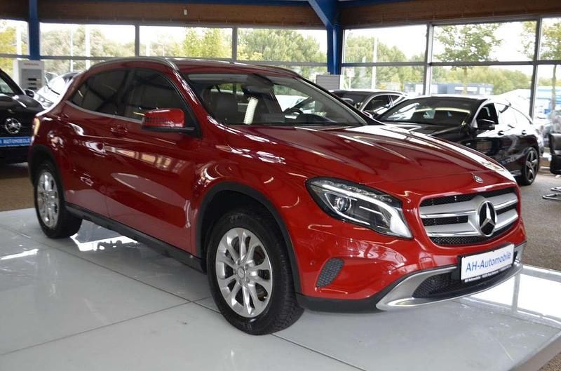Gebraucht Mercedes GLA200 156 PS (114 kW) 2016 Rot SUV