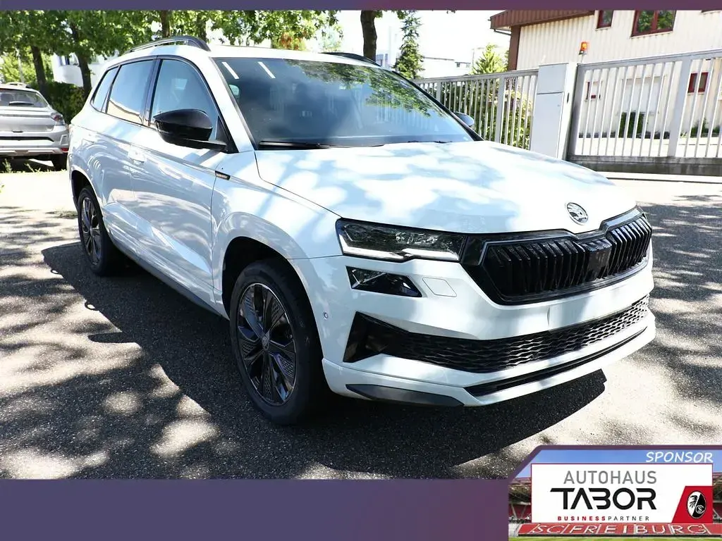 Neu Skoda Karoq 150 PS (110 kW) 2026 Moonweiß perleffekt SUV