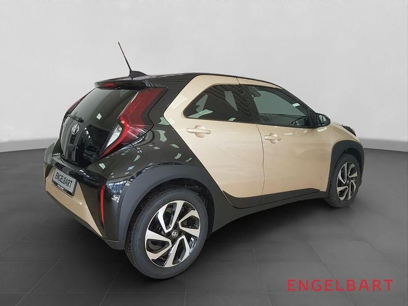 Gebraucht Toyota Aygo X Team 72 PS (52 kW) 2024 Ginger beige / night sky black SUV