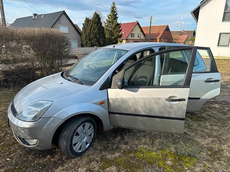 Gebraucht Ford Fiesta 70 PS (51 kW) 2003 Silber Kleinwagen