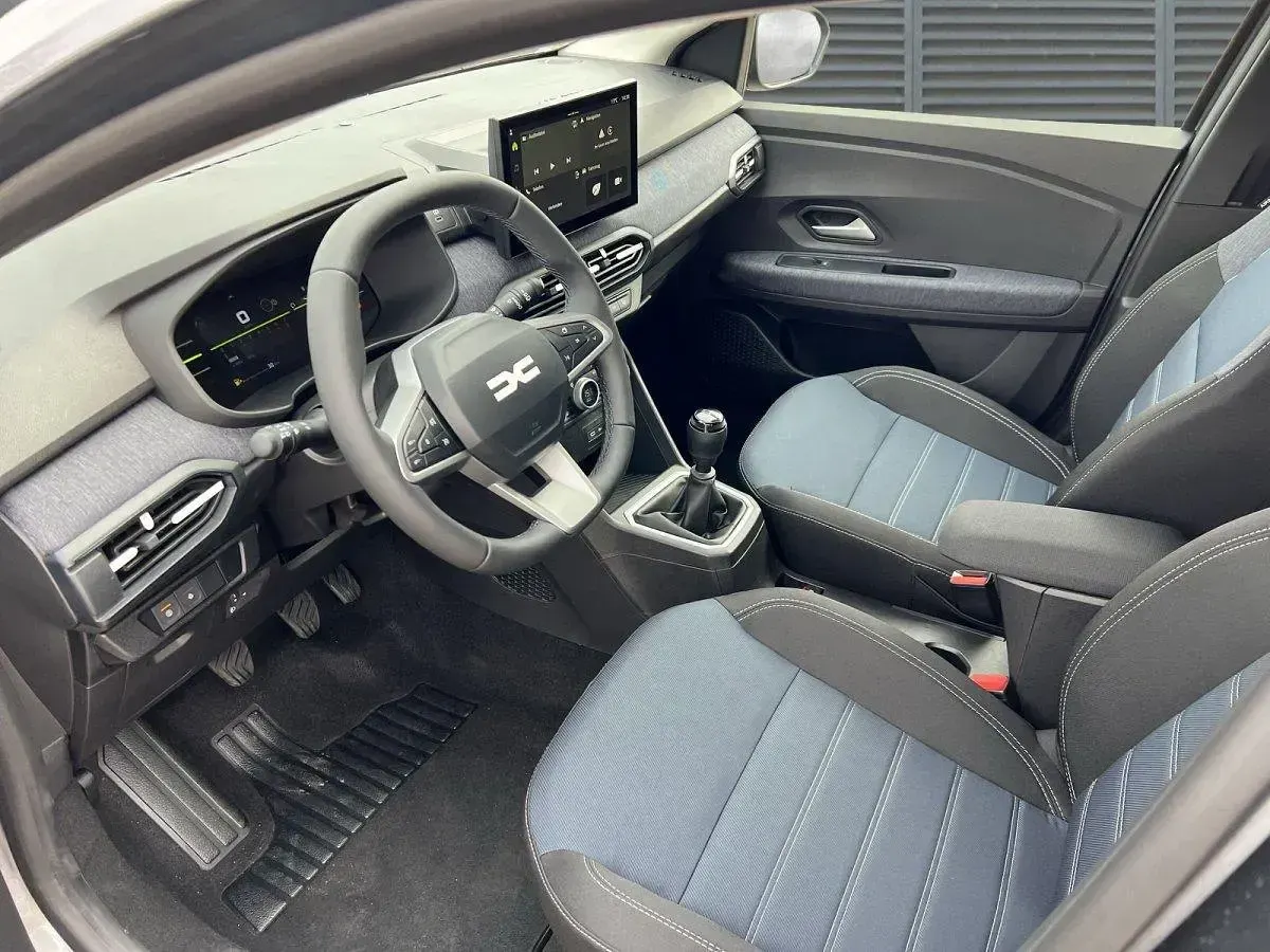 Neu Dacia Sandero Journey 101 PS (74 kW) 2026 Dolomitgrau Limousine