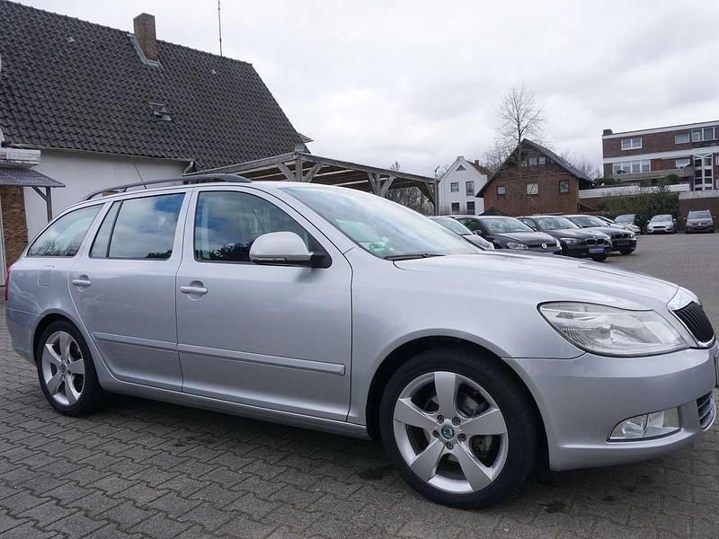 Brilliantsilber metallic Gebraucht 2010 Skoda Octavia Ambiente Kombi | 7.499 € (Fairer Preis) - Bild 1/4