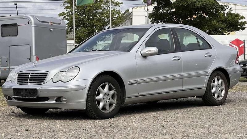 Brillantsilber metalliclack Gebraucht 2002 Mercedes C200 Elegance Limousine | 1.990 € (Guter Preis) - Bild 1/4