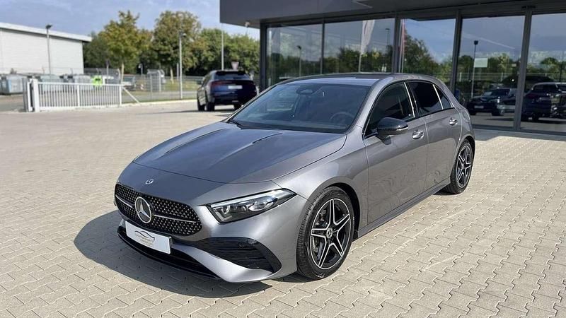 Mountaingrau met. Gebraucht 2024 Mercedes A200 Night Kombi | 34.485 € (Teuer) - Bild 1/4