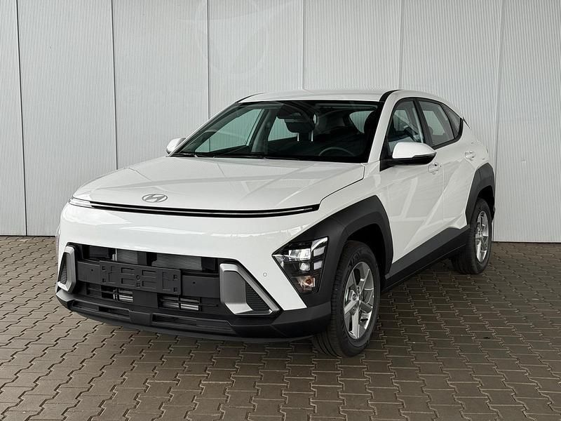 Atlas white Neu 2025 Hyundai Kona Comfort SUV | 25.339 € (Fairer Preis) - Bild 1/4