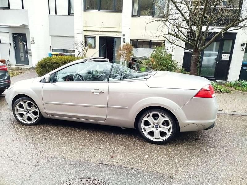 Gebraucht Ford Focus Cabriolet Titanium 145 PS (106 kW) 2010 Silber Cabrio