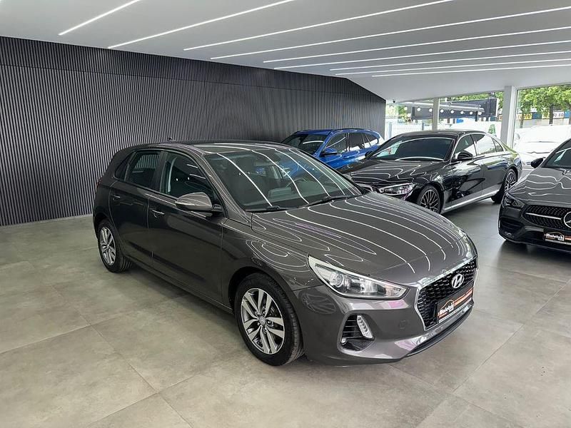 Grau Gebraucht 2018 Hyundai i30 Trend Limousine | 12.950 € (Fairer Preis) - Bild 1/4