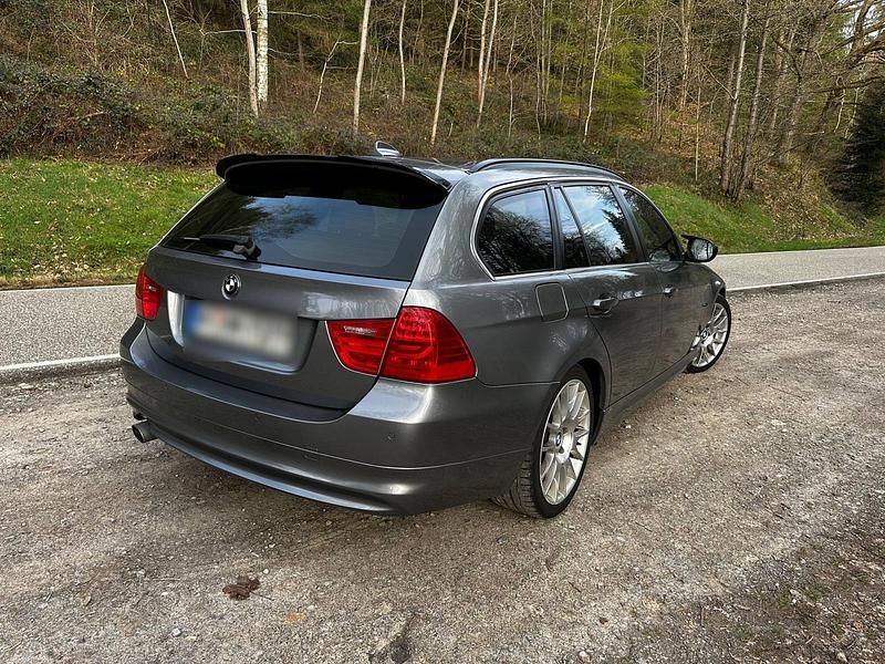 Gebraucht BMW 320 Lifestyle 184 PS (135 kW) 2011 Grau Kombi