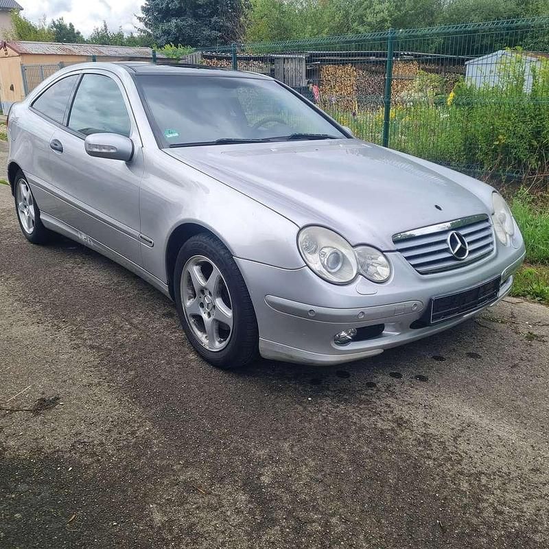 Gebraucht Mercedes C220 143 PS (105 kW) 2003 Brillantsilber  metalliclack Coupé