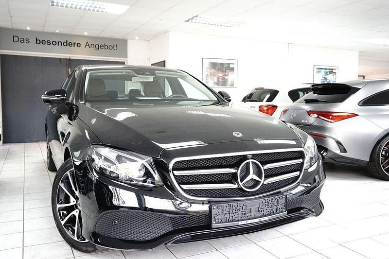 Schwarz Gebraucht 2018 Mercedes E250 Avantgarde Limousine | 28.950 € (Fairer Preis) - Bild 1/4