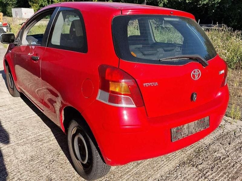 Rot Gebraucht 2009 Toyota Yaris Limousine | 750 € (Teuer) - Bild 1/4