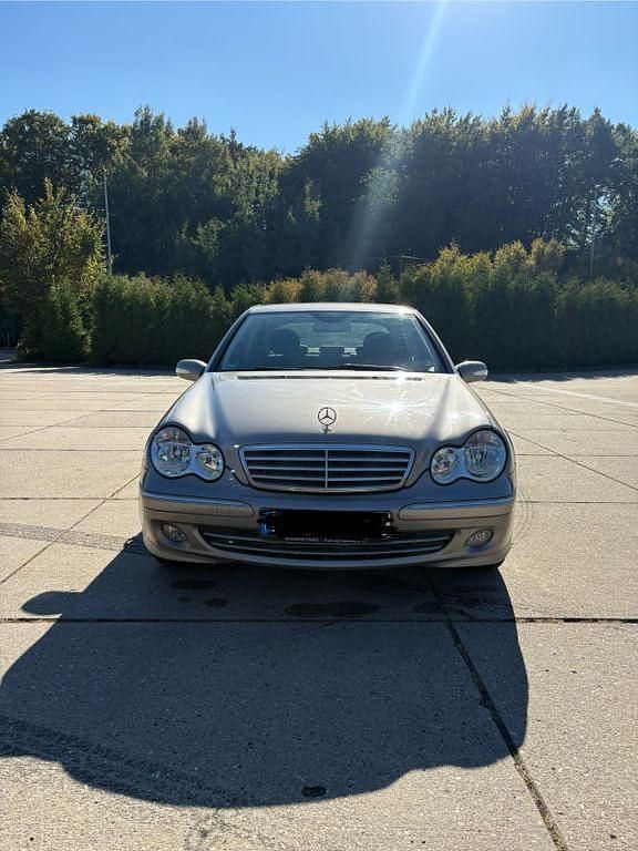 Silber Gebraucht 2005 Mercedes C180 Elegance Limousine | 5.599 € (Etwas zu teuer) - Bild 1/4