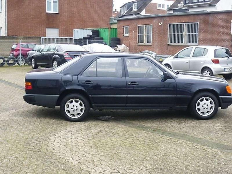 Gebraucht Mercedes E230 132 PS (97 kW) 1988 Mitternachtblau 904 Limousine