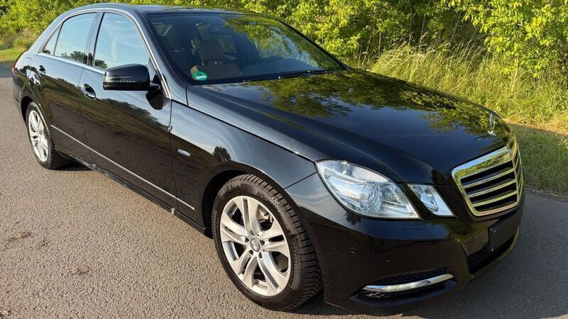 Schwarz Gebraucht 2011 Mercedes E300 Avantgarde Limousine | 9.880 € (Fairer Preis) - Bild 1/4