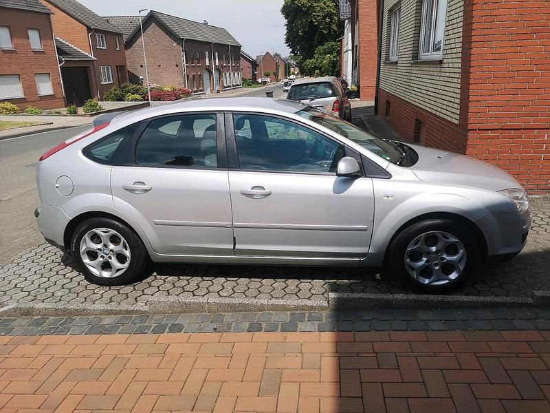 Second-hand Ford Focus 80 CP (58 kW) 2007 Argintiu Hatchback