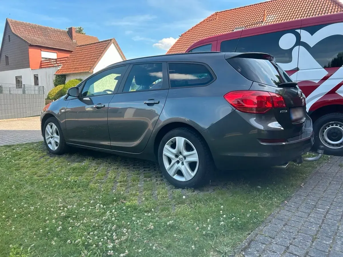 Gebraucht Opel Astra Edition 180 PS (132 kW) 2011 Grau Kombi
