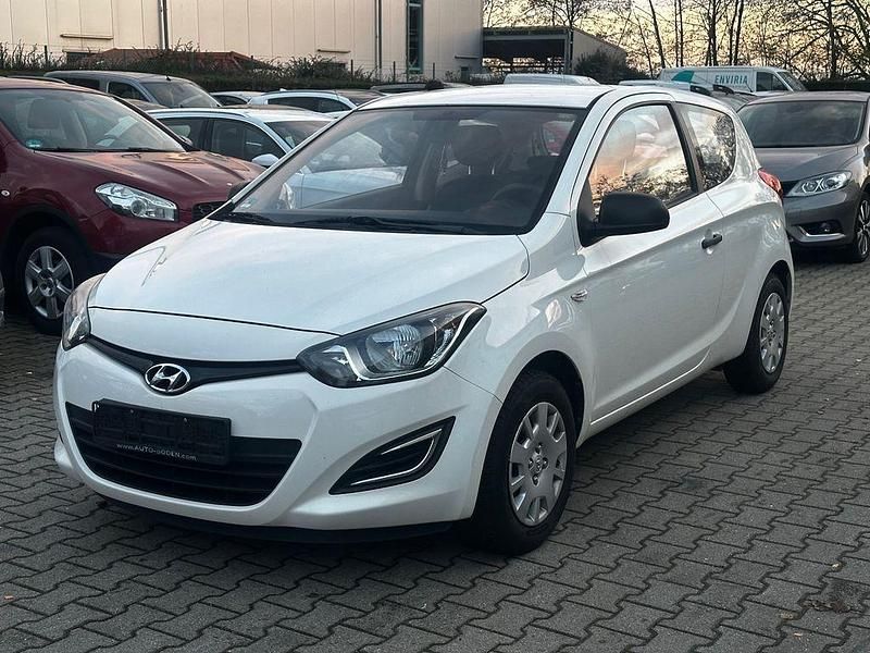 Weiß Gebraucht 2013 Hyundai i20 Edition Limousine | 3.890 € (Fairer Preis) - Bild 1/4