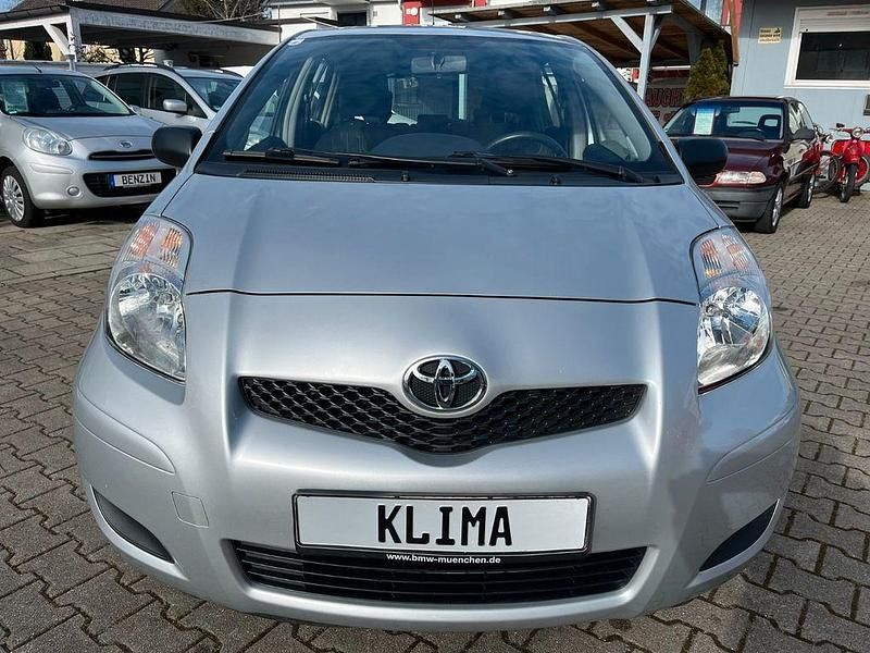 Gebraucht Toyota Yaris Basis 69 PS (50 kW) 2009 Silber Kleinwagen