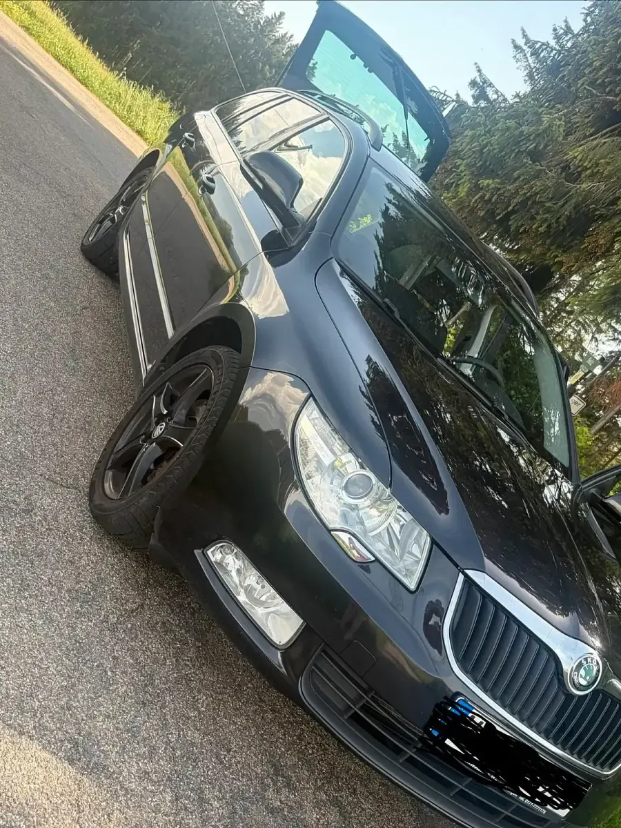 Gebraucht Skoda Superb Comfort 140 PS (102 kW) 2011 Schwarz Kombi