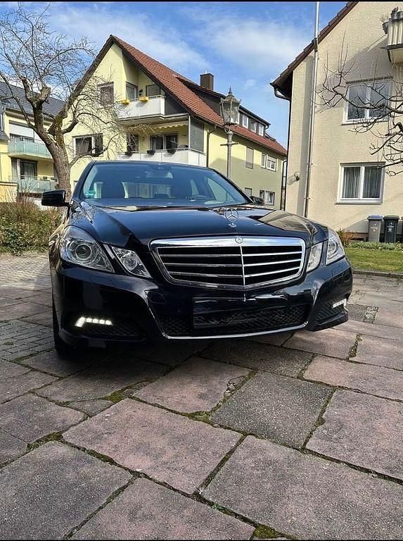 Gebraucht Mercedes E220 Avantgarde 170 PS (125 kW) 2010 Schwarz Limousine