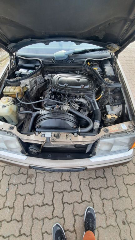 Braun Gebraucht 1990 Mercedes E230 Limousine | 5.300 € - Bild 1/4