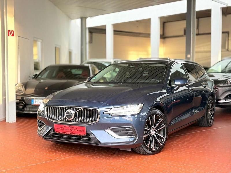 Blau Gebraucht 2022 Volvo V60 Core Kombi | 33.490 € (Fairer Preis) - Bild 1/4