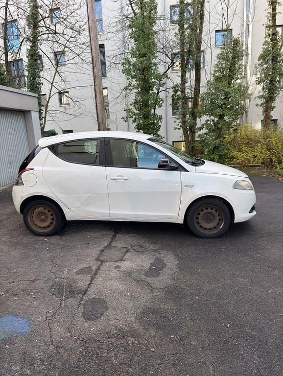 Gebraucht Lancia Ypsilon Platinum 69 PS (50 kW) 2013 Weiß Kleinwagen