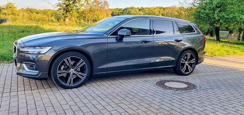 Grau Gebraucht 2020 Volvo V60 Inscription Kombi | 25.500 € (Superpreis) - Bild 1/2
