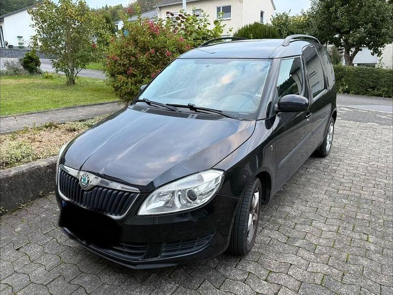 Schwarz Gebraucht 2010 Skoda Roomster Plus Edition Van / Kleinbus | 2.999 € (Fairer Preis) - Bild 1/4