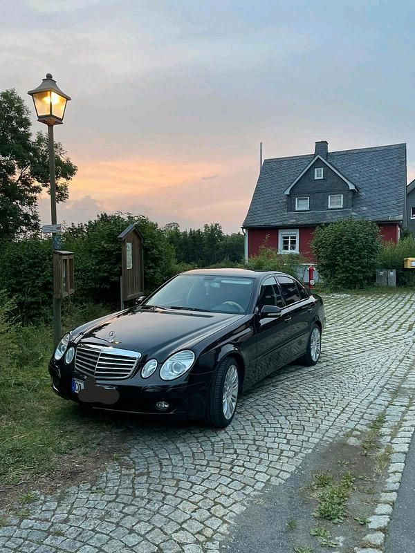 Second-hand Mercedes E220 190 CP (139 kW) 2006 Negru Hatchback