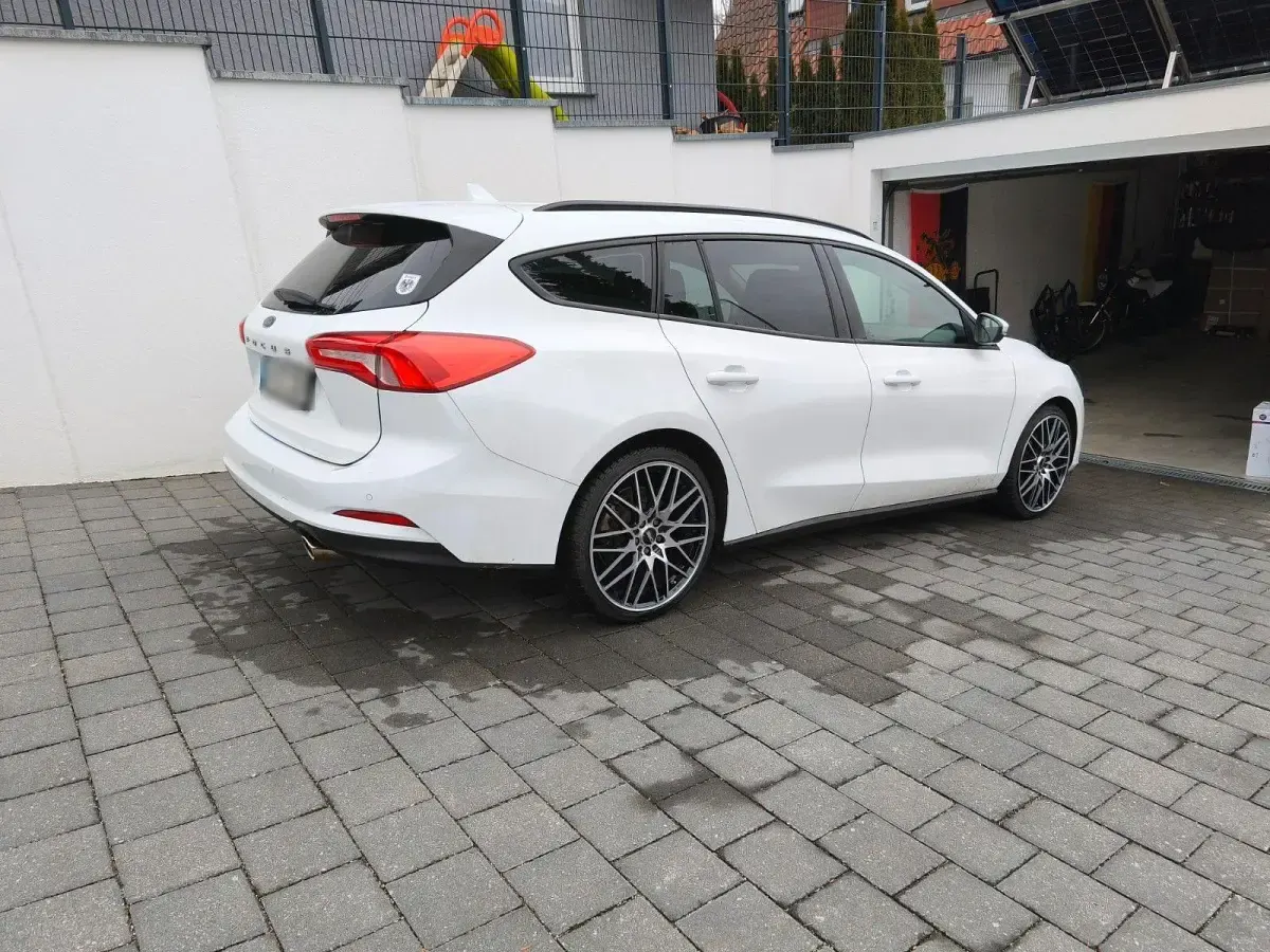 Używany Ford Focus Active 125 KM (91 kW) 2019 Biały Sedan/Limuzyna