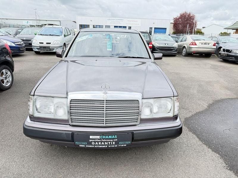 Gebraucht Mercedes E220 150 PS (110 kW) 1993 Violet Limousine