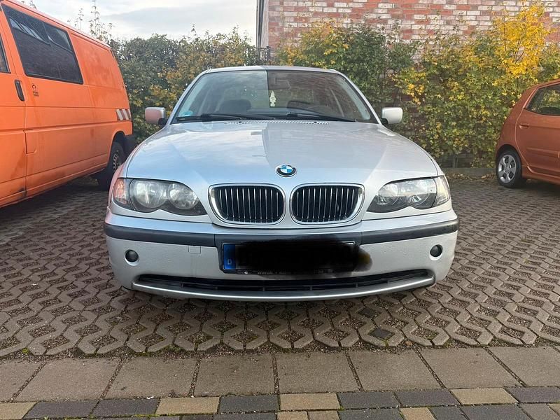 Grau Gebraucht 2003 BMW 320 Limousine | 4.199 € (Etwas zu teuer) - Bild 1/4