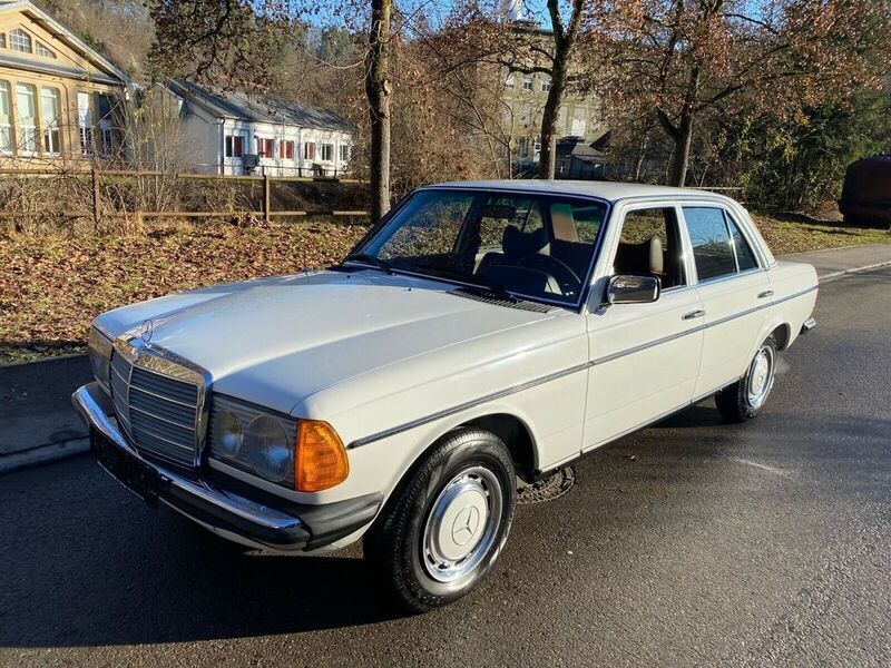 Weiß Gebraucht 1978 Mercedes 250 Limousine | 12.990 € - Bild 1/4
