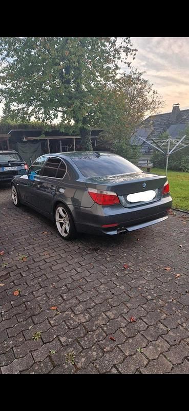Grau Gebraucht 2003 BMW 520 Limousine | 4.600 € (Fairer Preis) - Bild 1/4