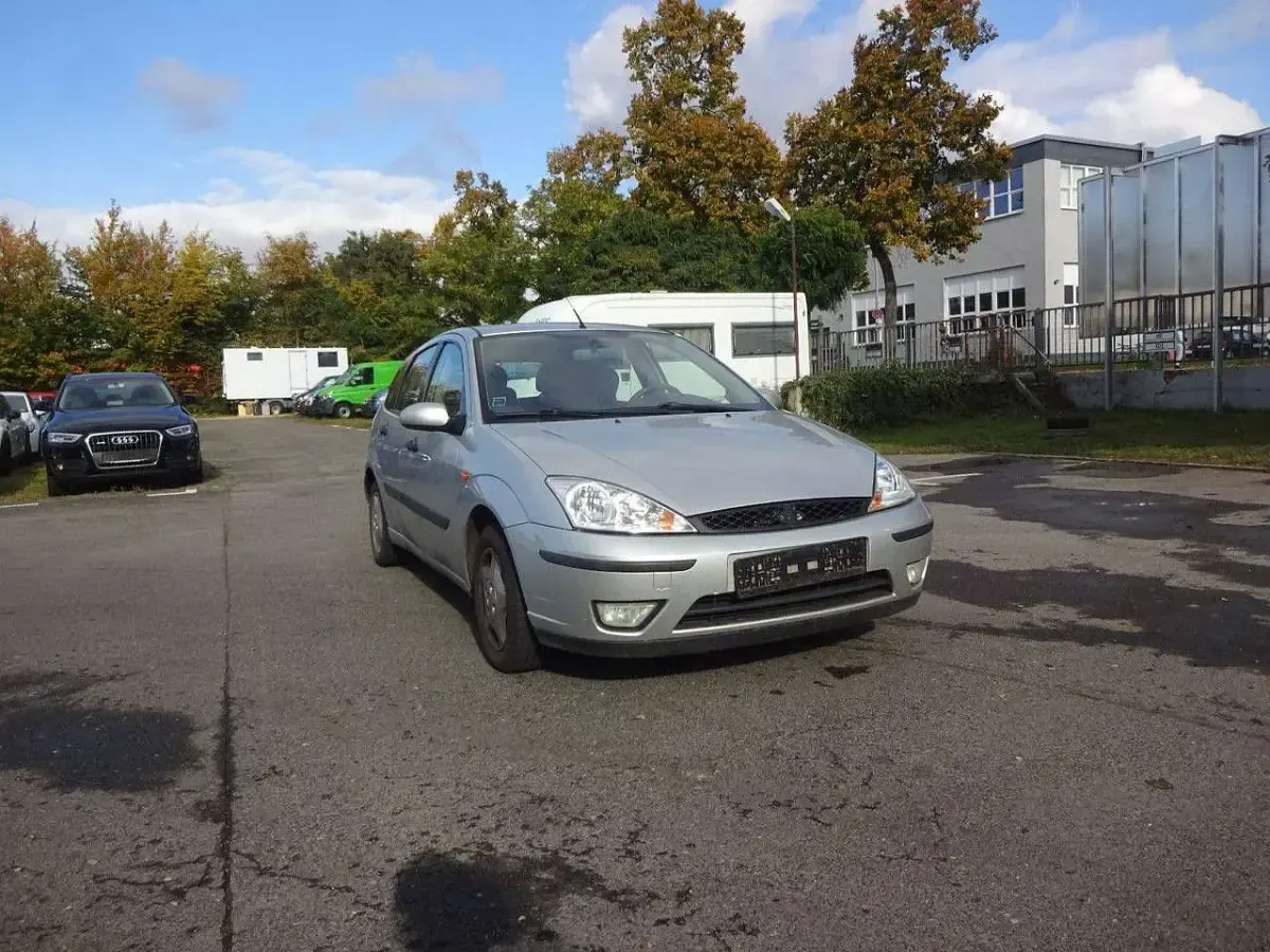 Używany Ford Focus Trend 101 KM (74 kW) 2004 Srebrny Sedan/Limuzyna