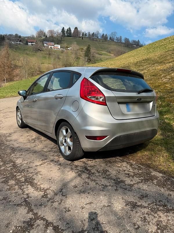 Gebraucht Ford Fiesta 81 PS (59 kW) 2009 Silber Kleinwagen
