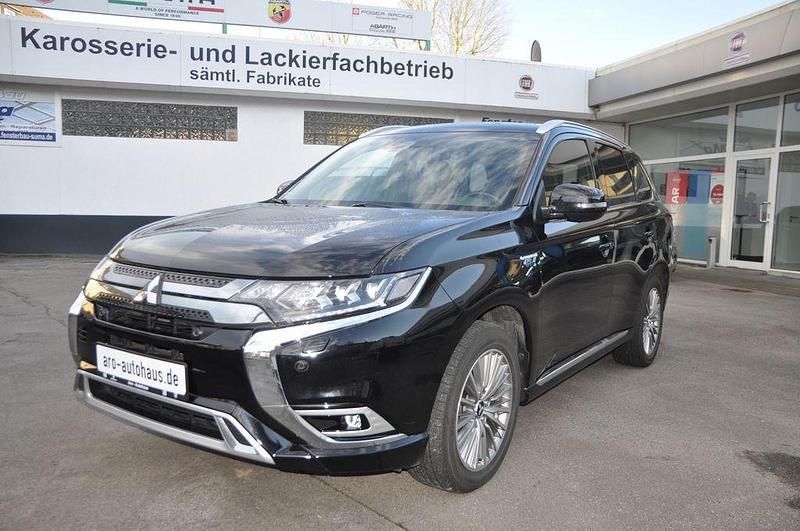 Schwarz Gebraucht 2021 Mitsubishi Outlander P-HEV Top SUV | 23.990 € (Fairer Preis) - Bild 1/4